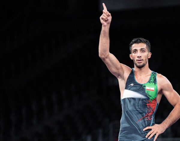 Altın Madalya Olimpiyat Ödüllü Güreşçi Mohammadreza Geraei de bir Qashqai Türkü