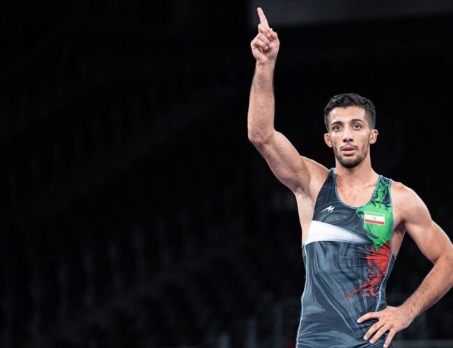 Altın Madalya Olimpiyat Ödüllü Güreşçi Mohammadreza Geraei de bir Qashqai Türkü